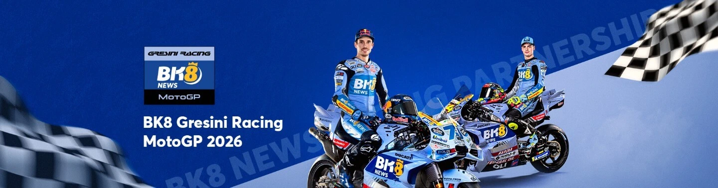 Hai tay đua Gresini Racing bên xe đua mang biểu trưng BK8